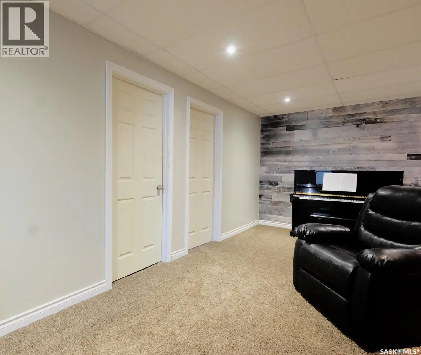 106 8th AVENUE W