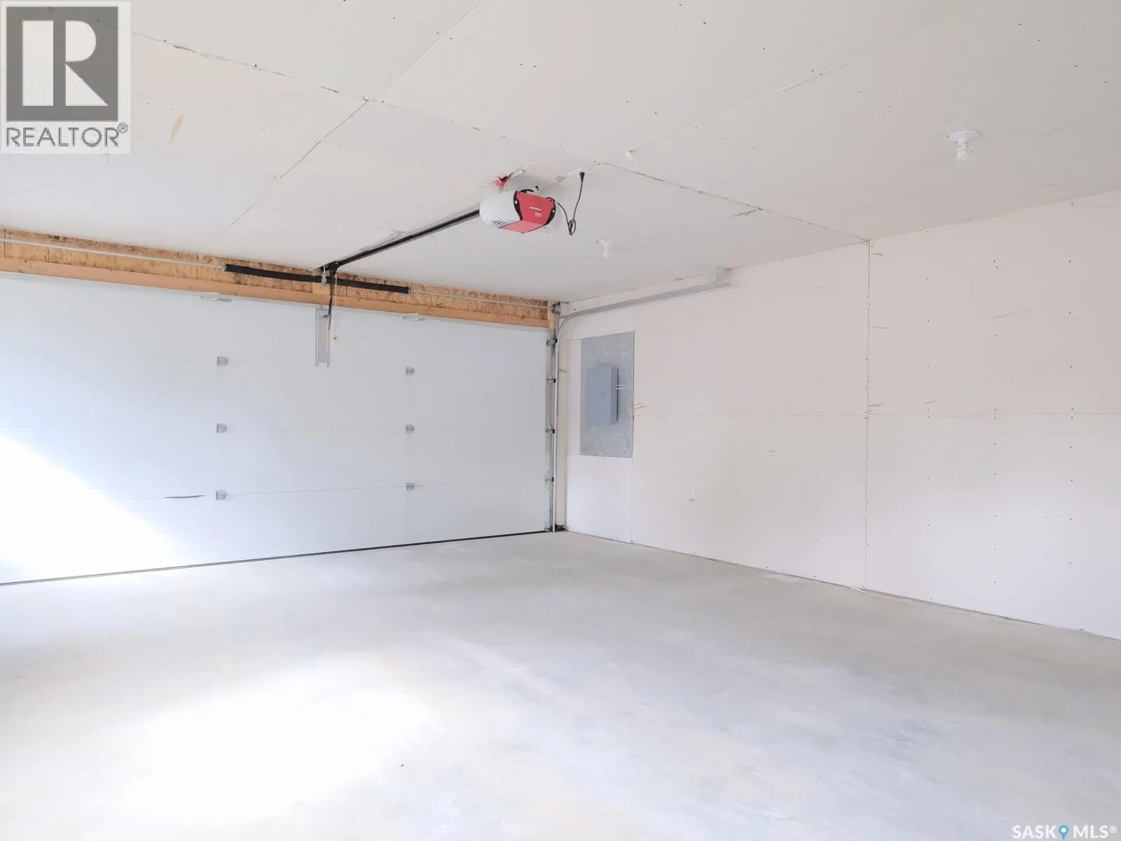 106 8th AVENUE W