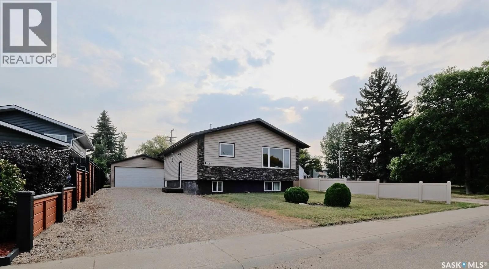 106 8th AVENUE W