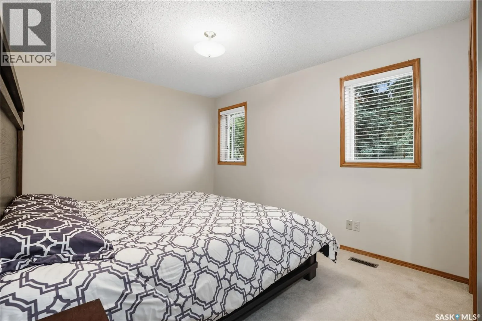 139 Lakeshore CRESCENT
