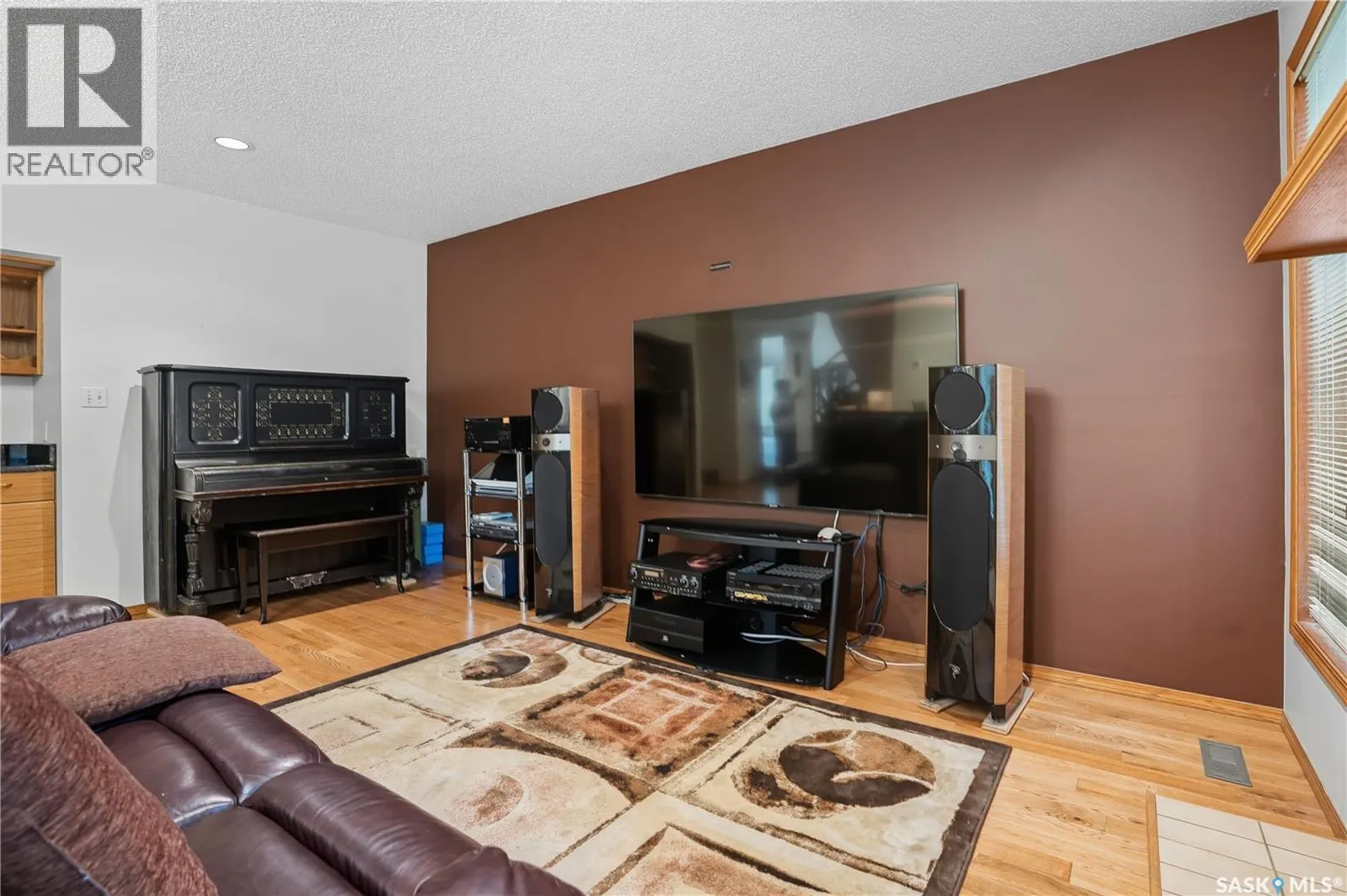 139 Lakeshore CRESCENT