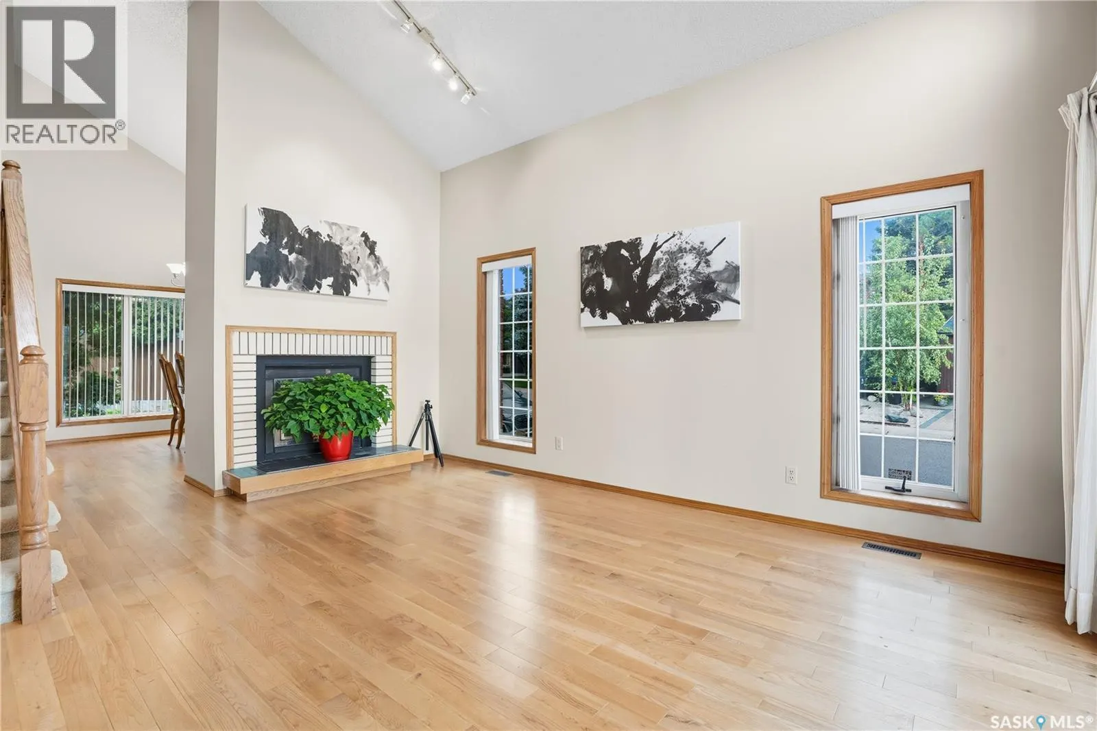 139 Lakeshore CRESCENT