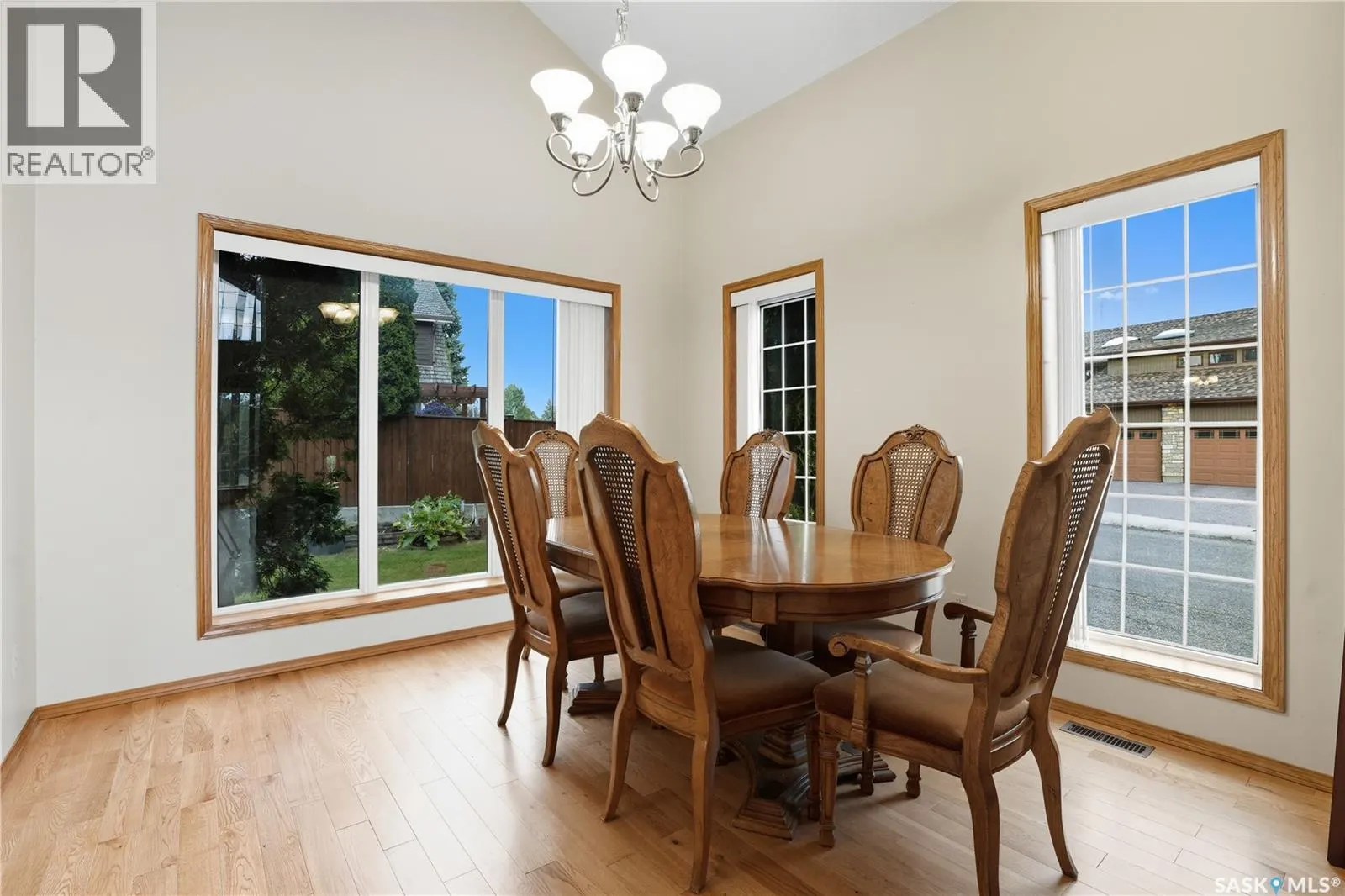 139 Lakeshore CRESCENT