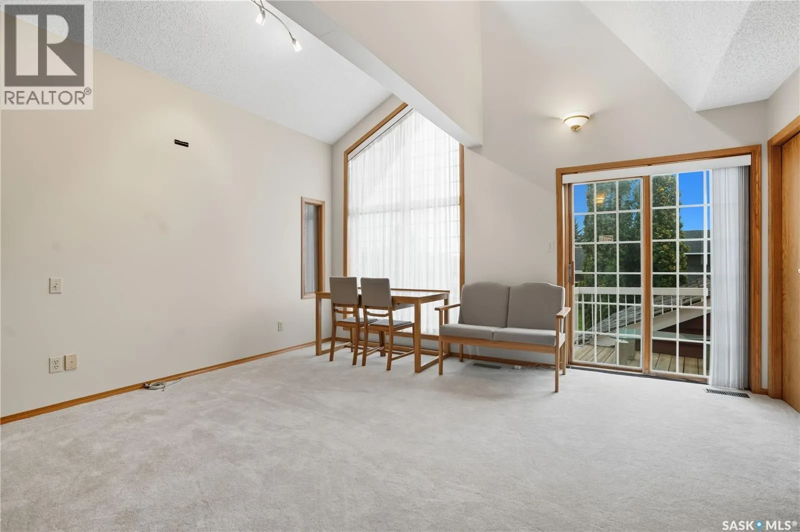 139 Lakeshore CRESCENT