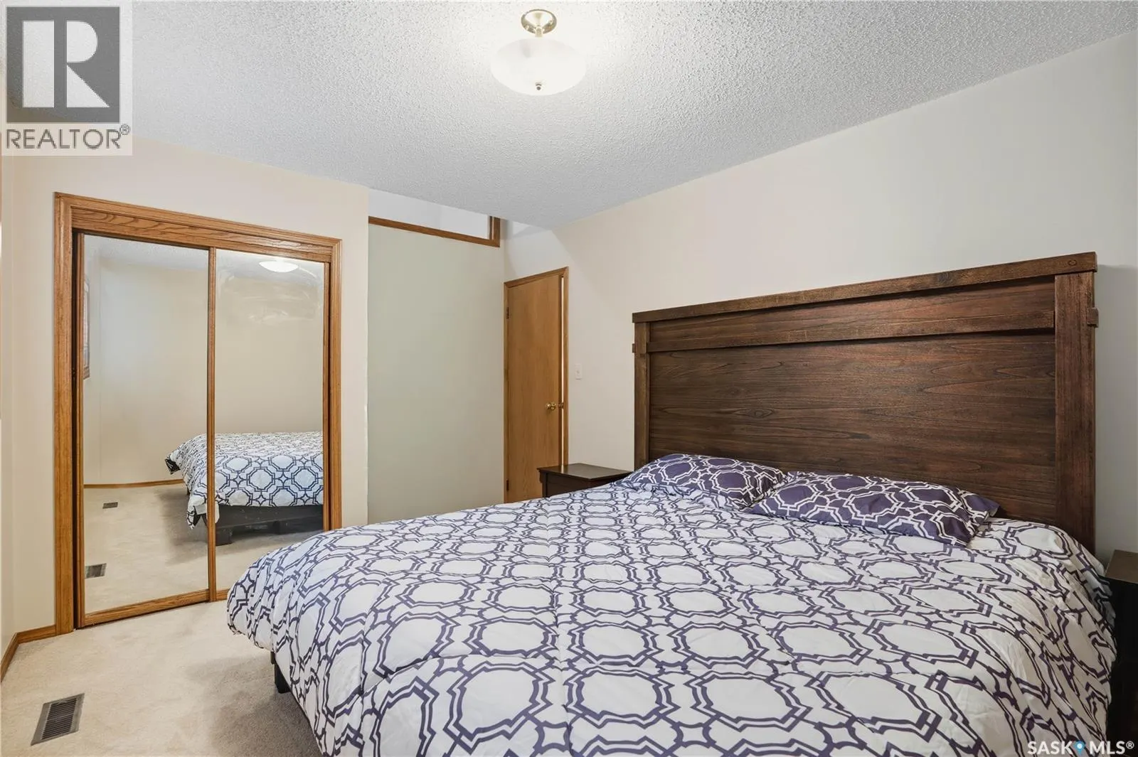 139 Lakeshore CRESCENT
