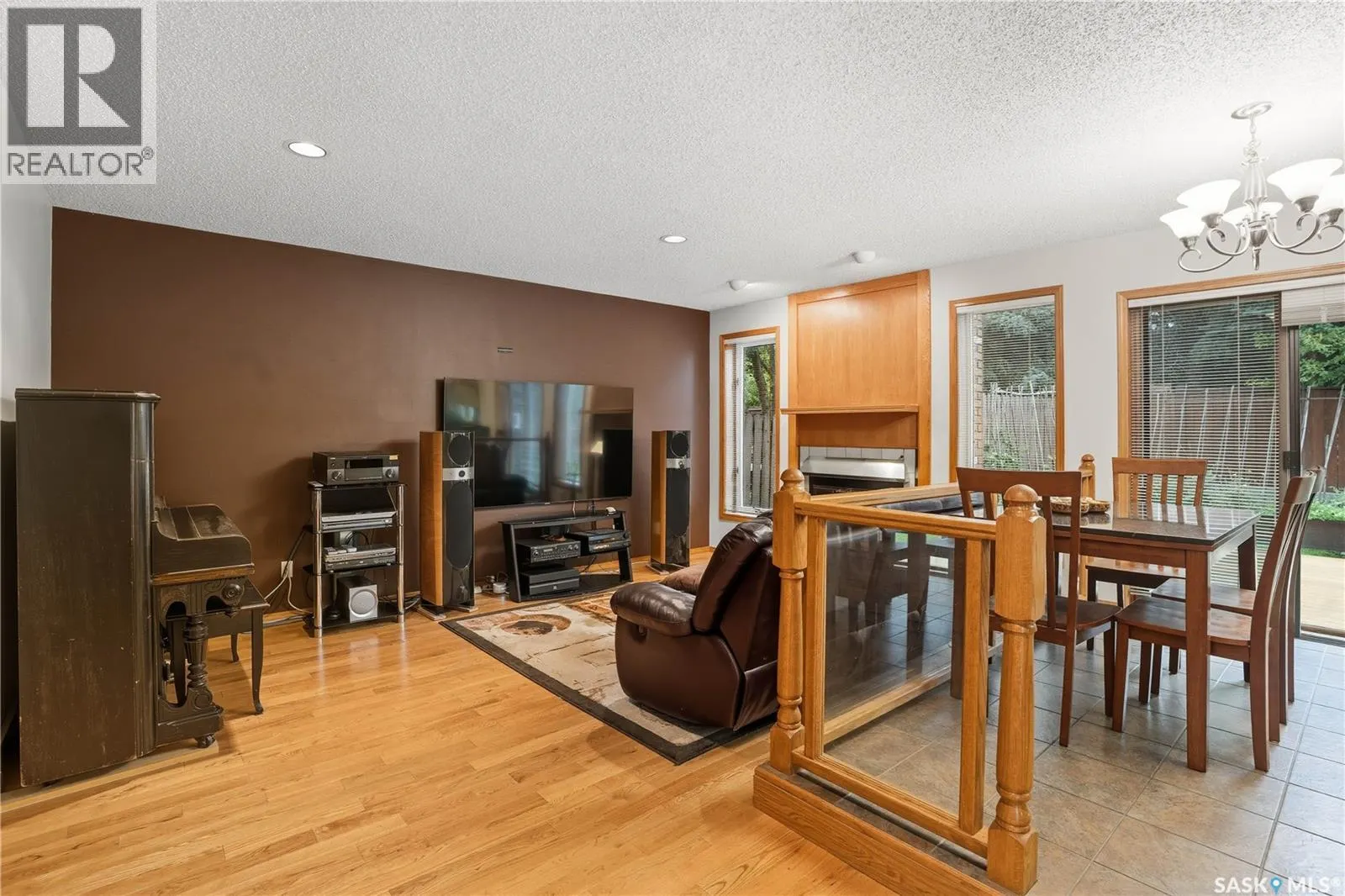 139 Lakeshore CRESCENT