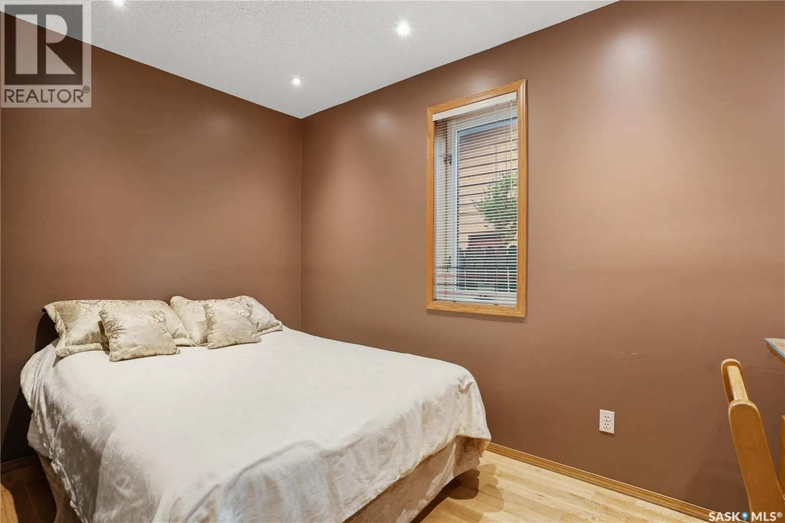 139 Lakeshore CRESCENT