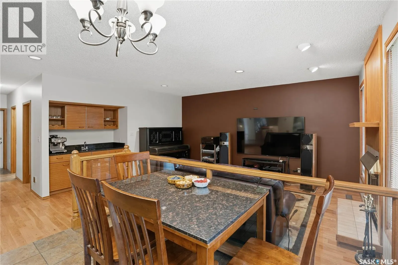 139 Lakeshore CRESCENT