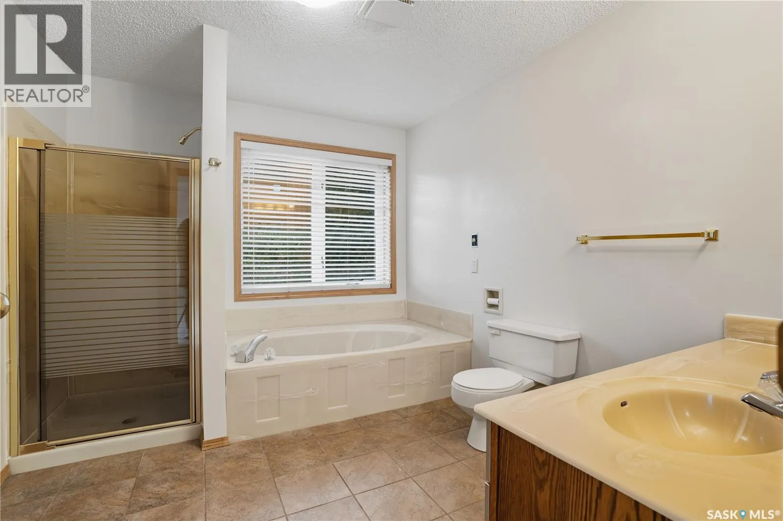 139 Lakeshore CRESCENT