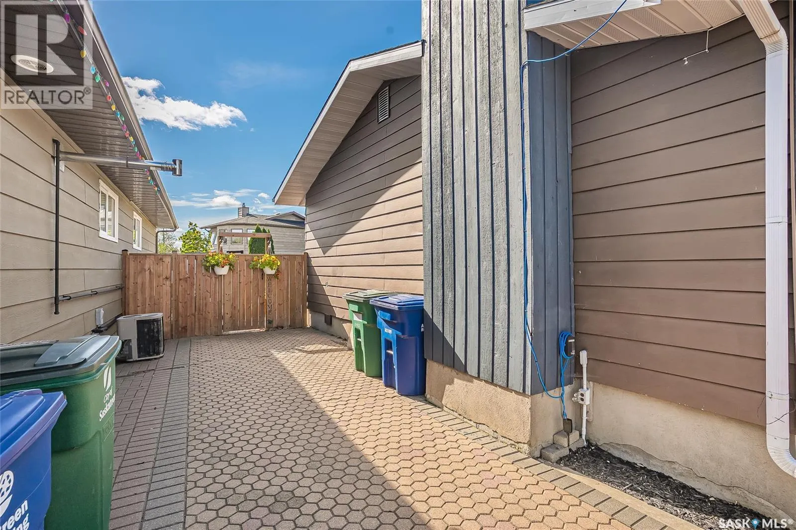 427 Smith CRESCENT