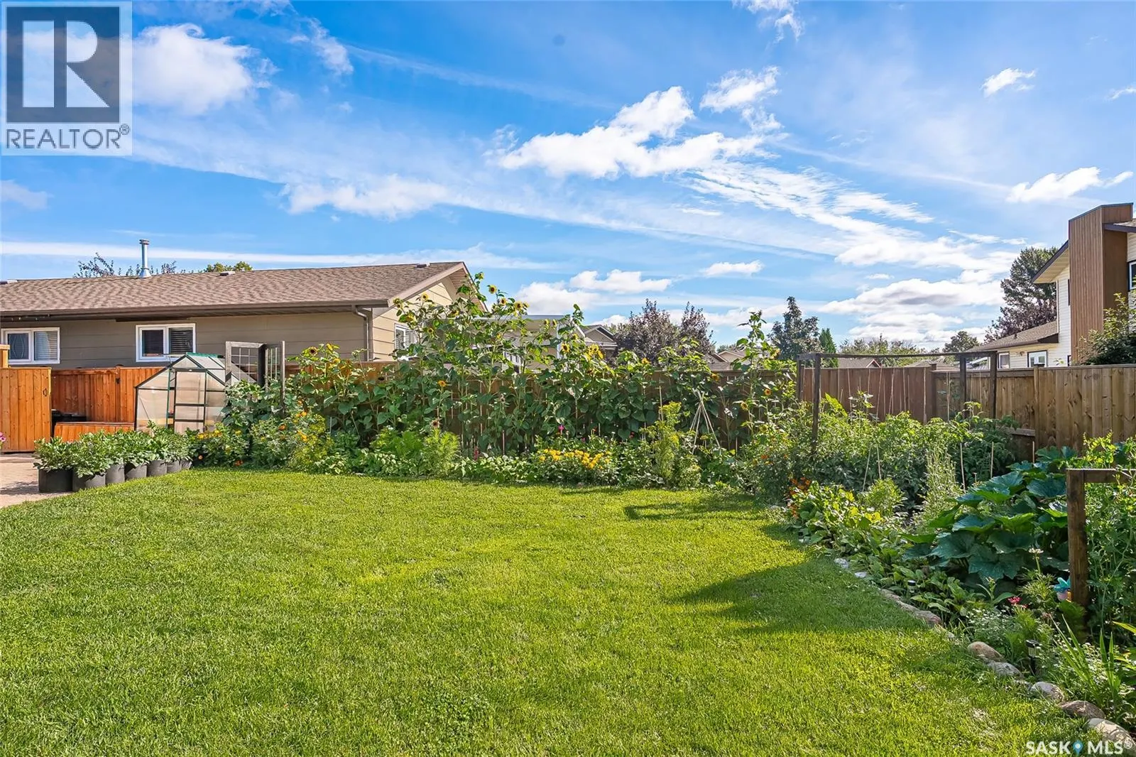 427 Smith CRESCENT