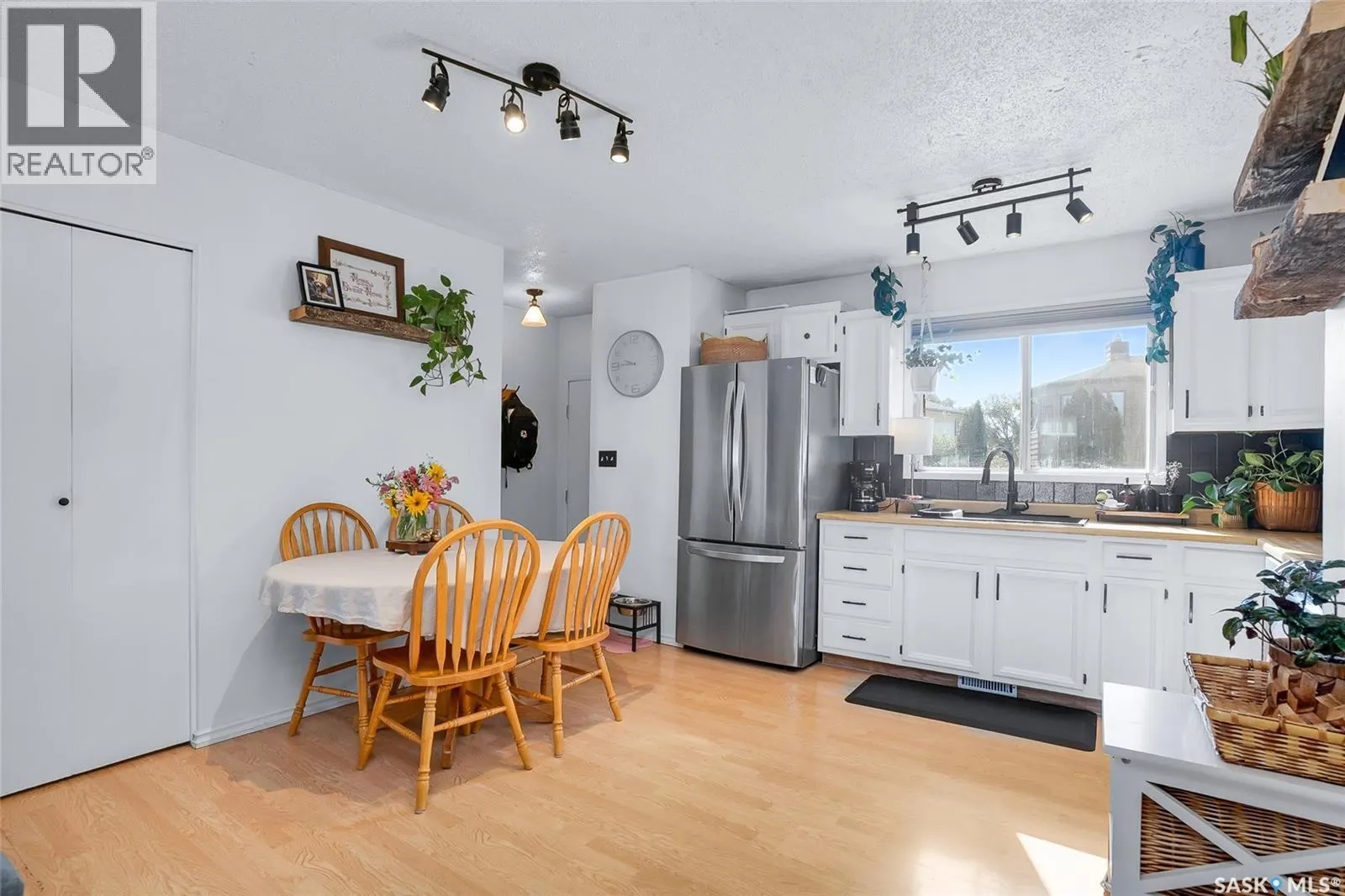 427 Smith CRESCENT