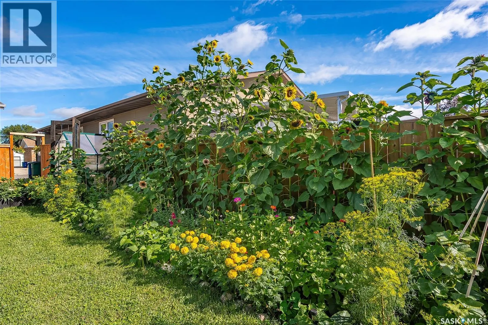 427 Smith CRESCENT