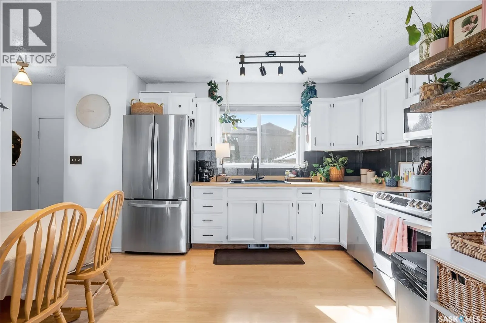427 Smith CRESCENT