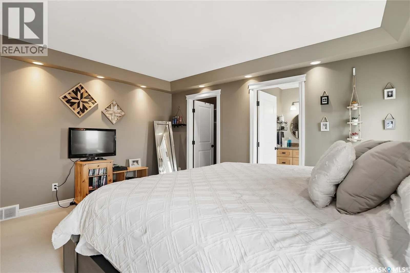 100 Cedar CRESCENT