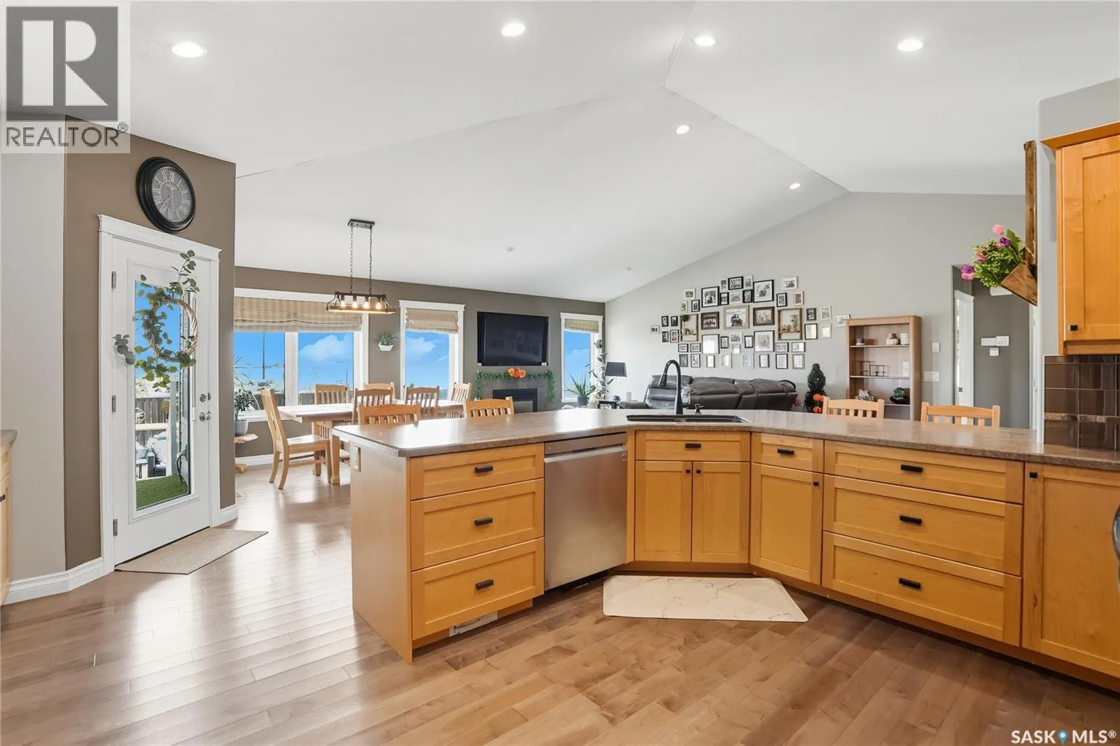 100 Cedar CRESCENT