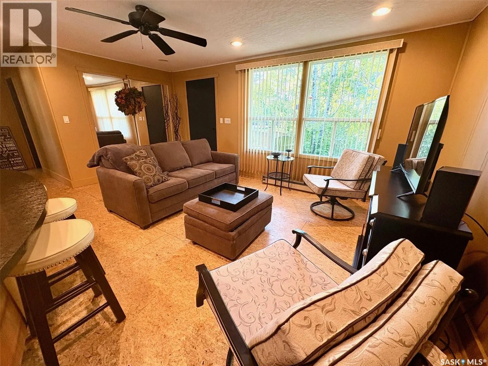 24 Willow CRESCENT