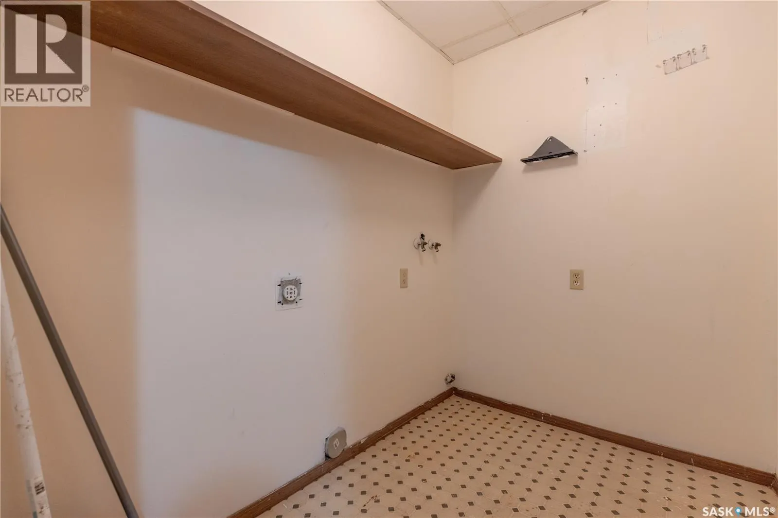 220-222 V AVENUE N
