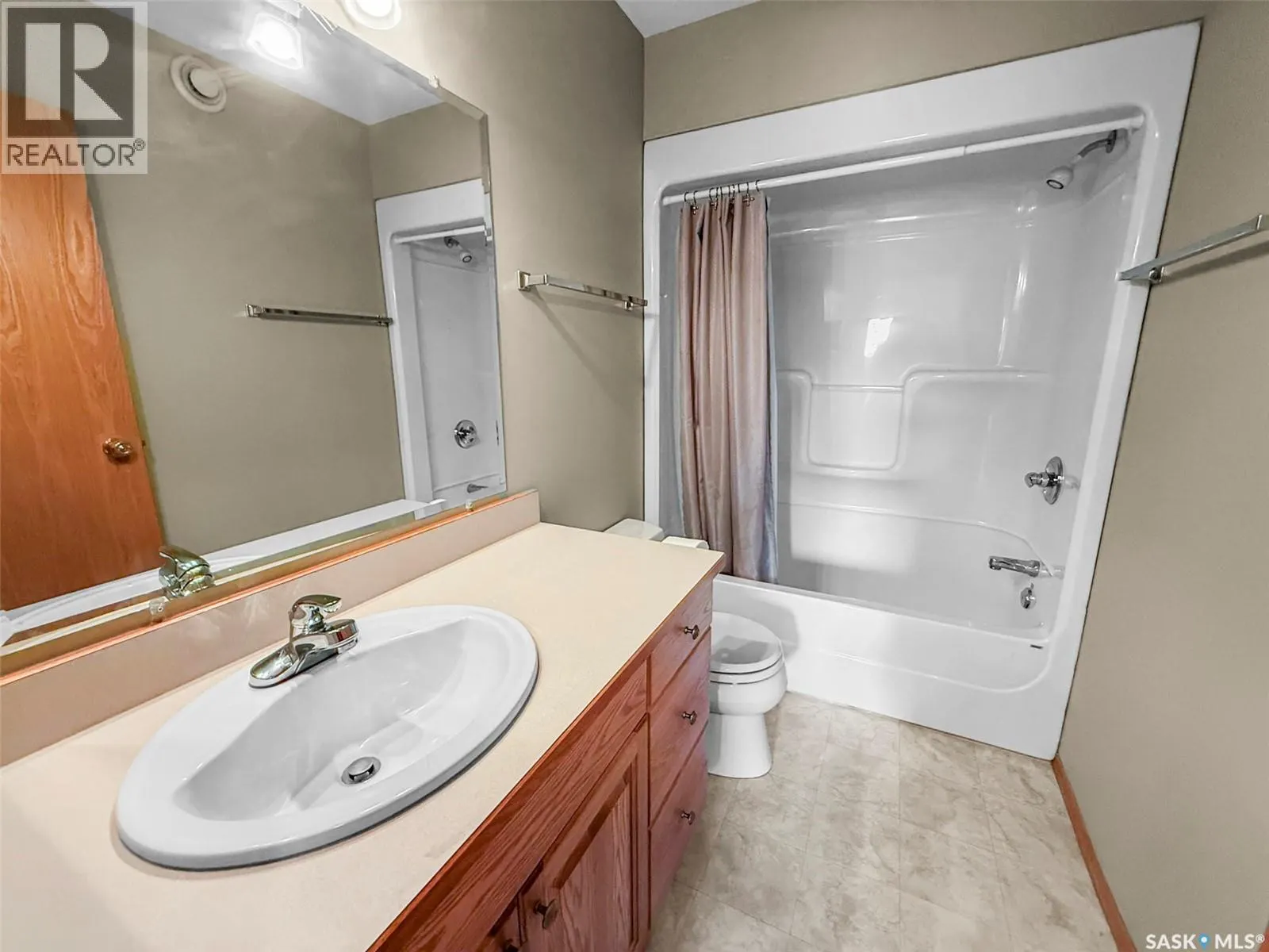 417 165 Robert STREET W