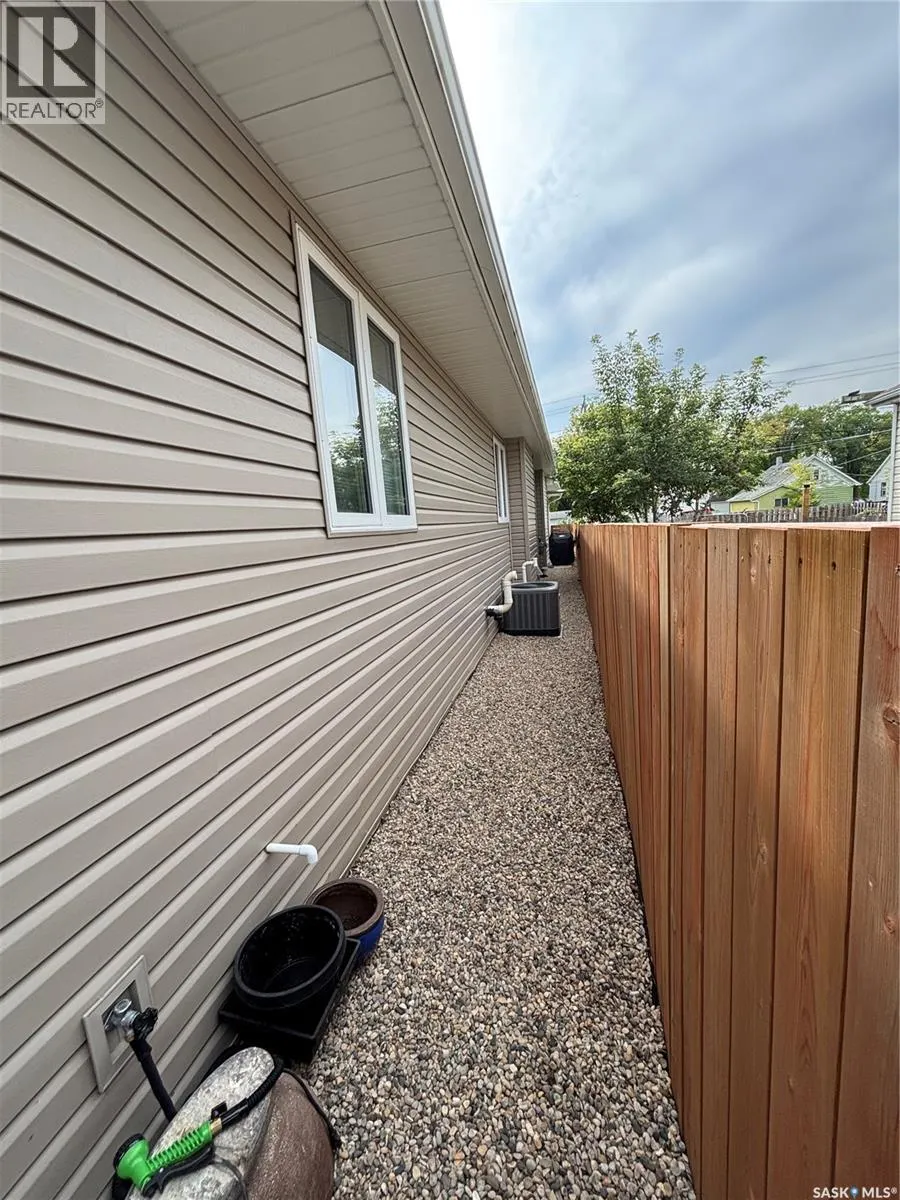 413-A Crawford AVENUE E