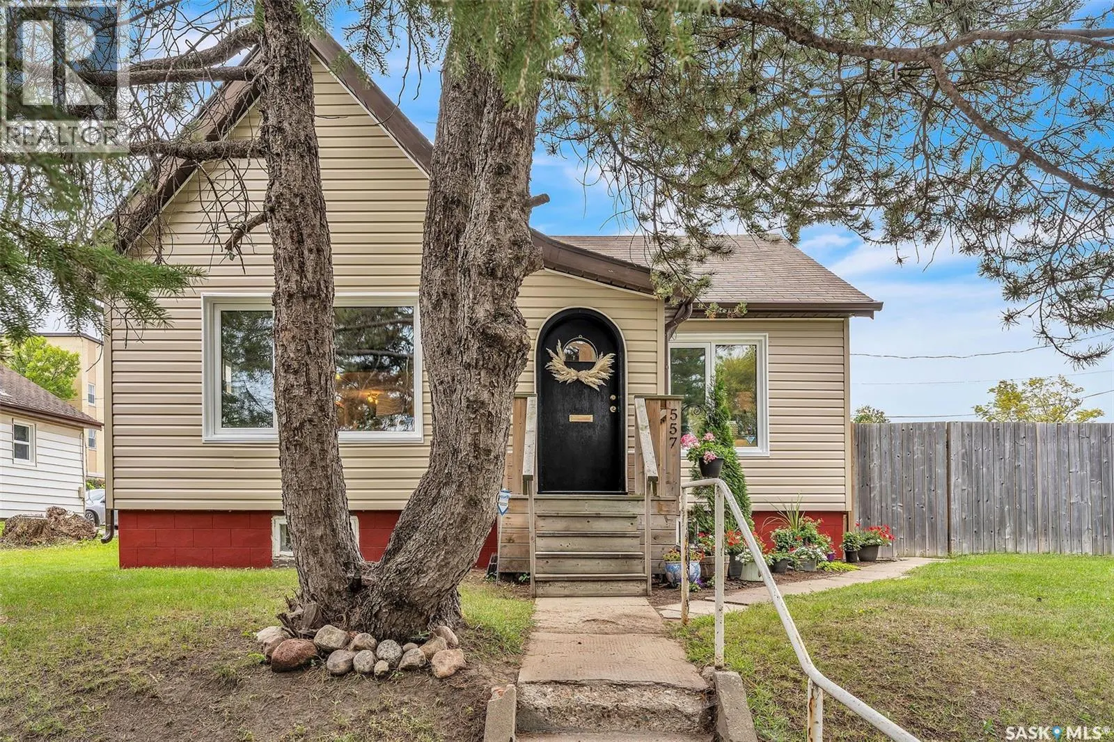 557 13th STREET W