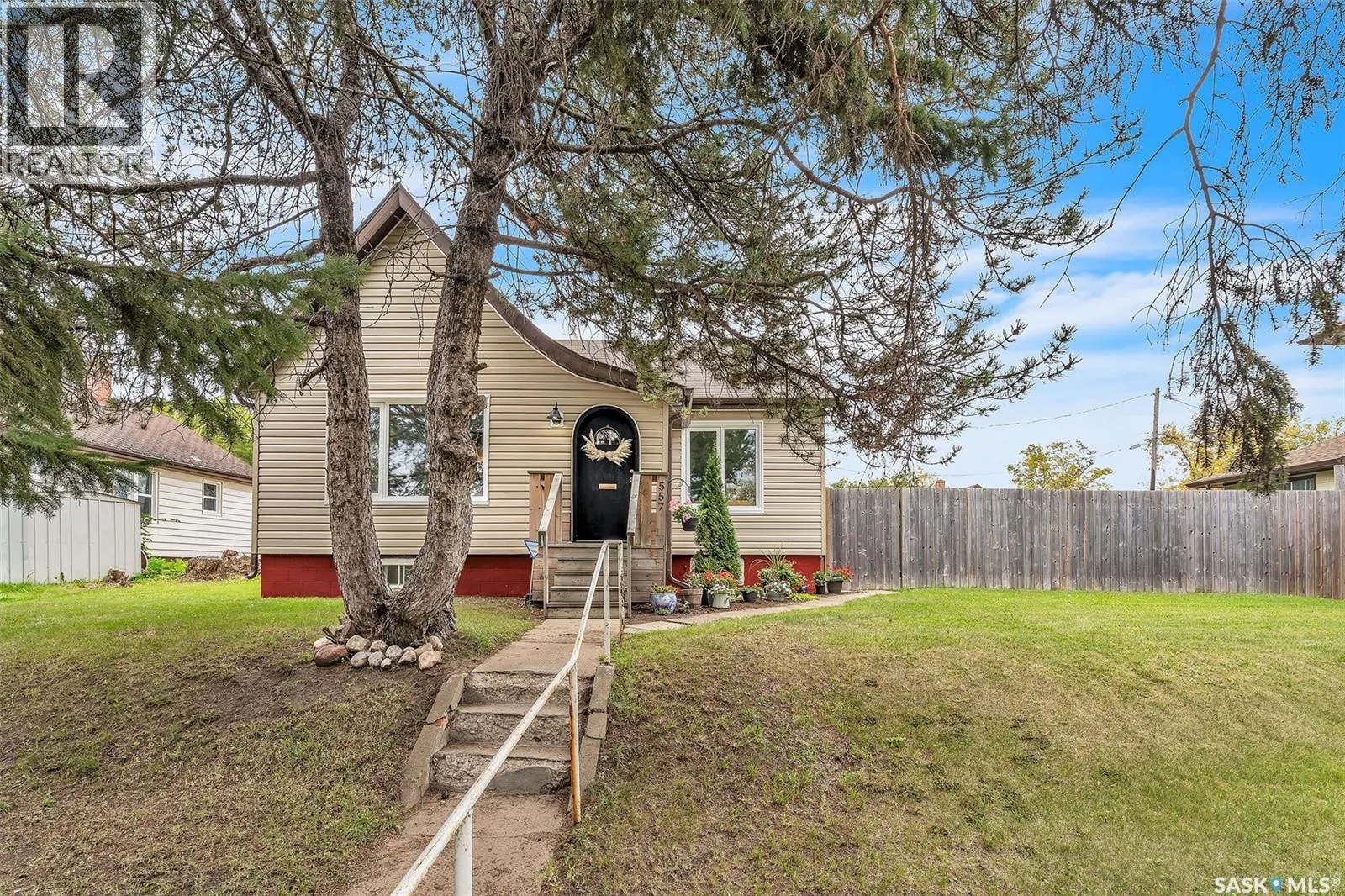 557 13th STREET W