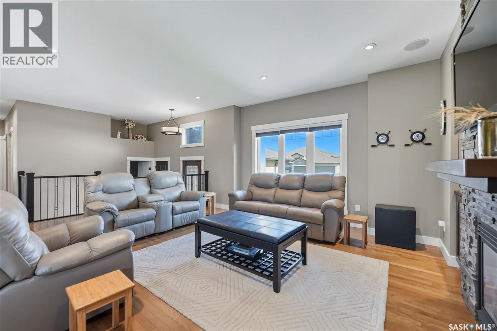 806 Gillies CRESCENT