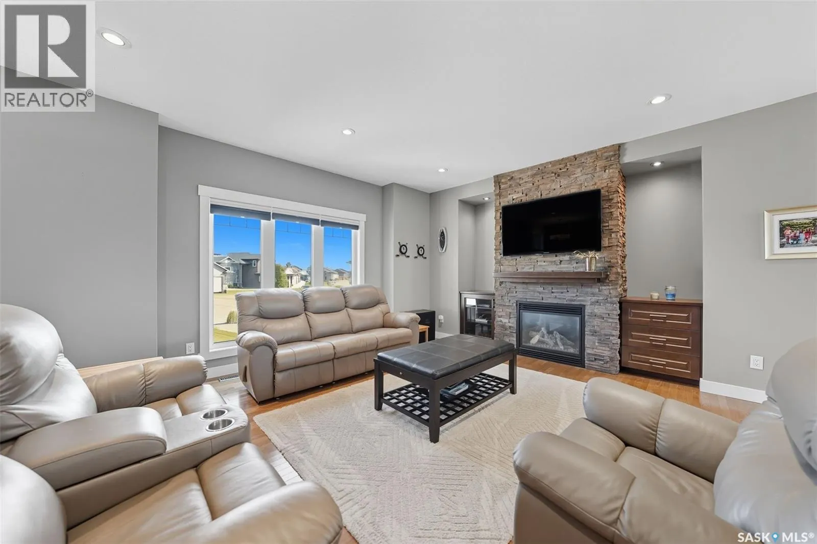 806 Gillies CRESCENT