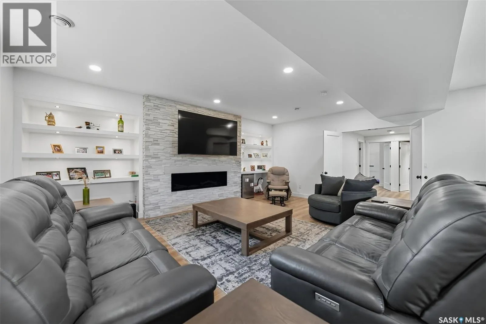 806 Gillies CRESCENT