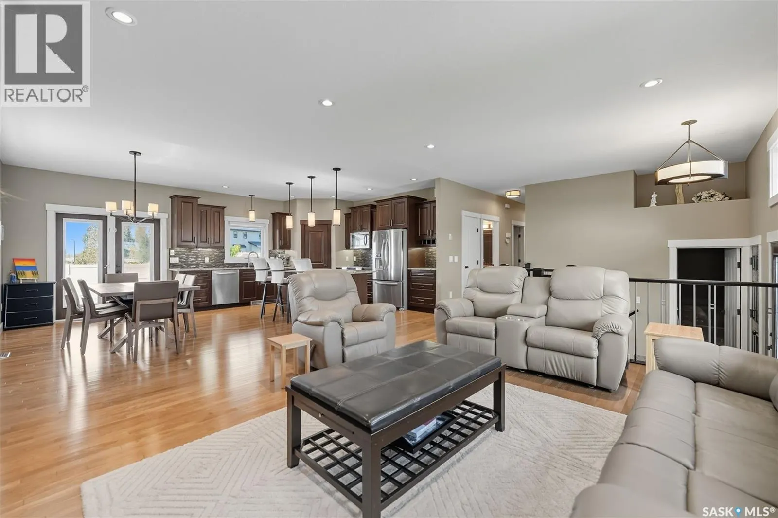 806 Gillies CRESCENT