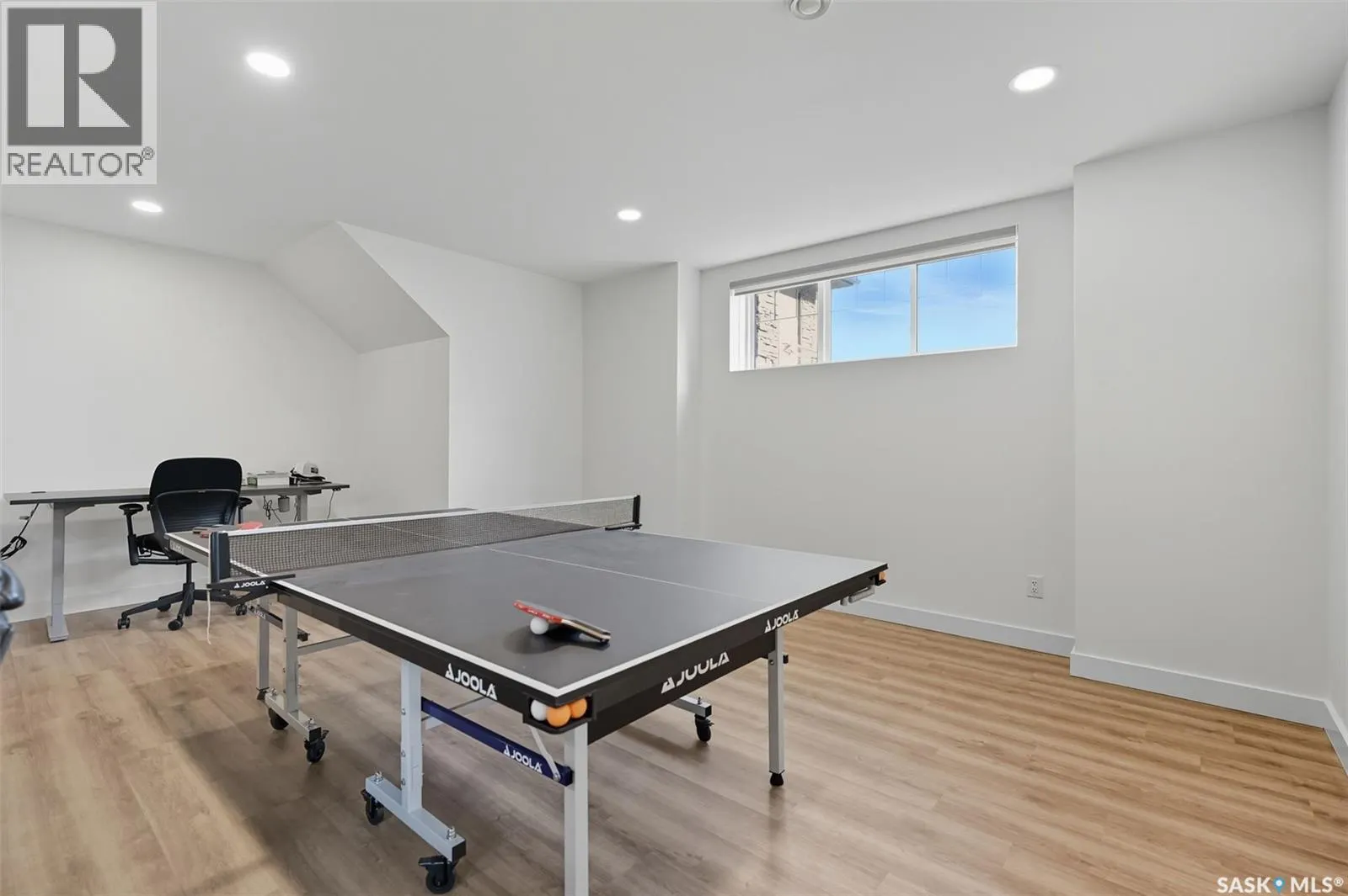 806 Gillies CRESCENT