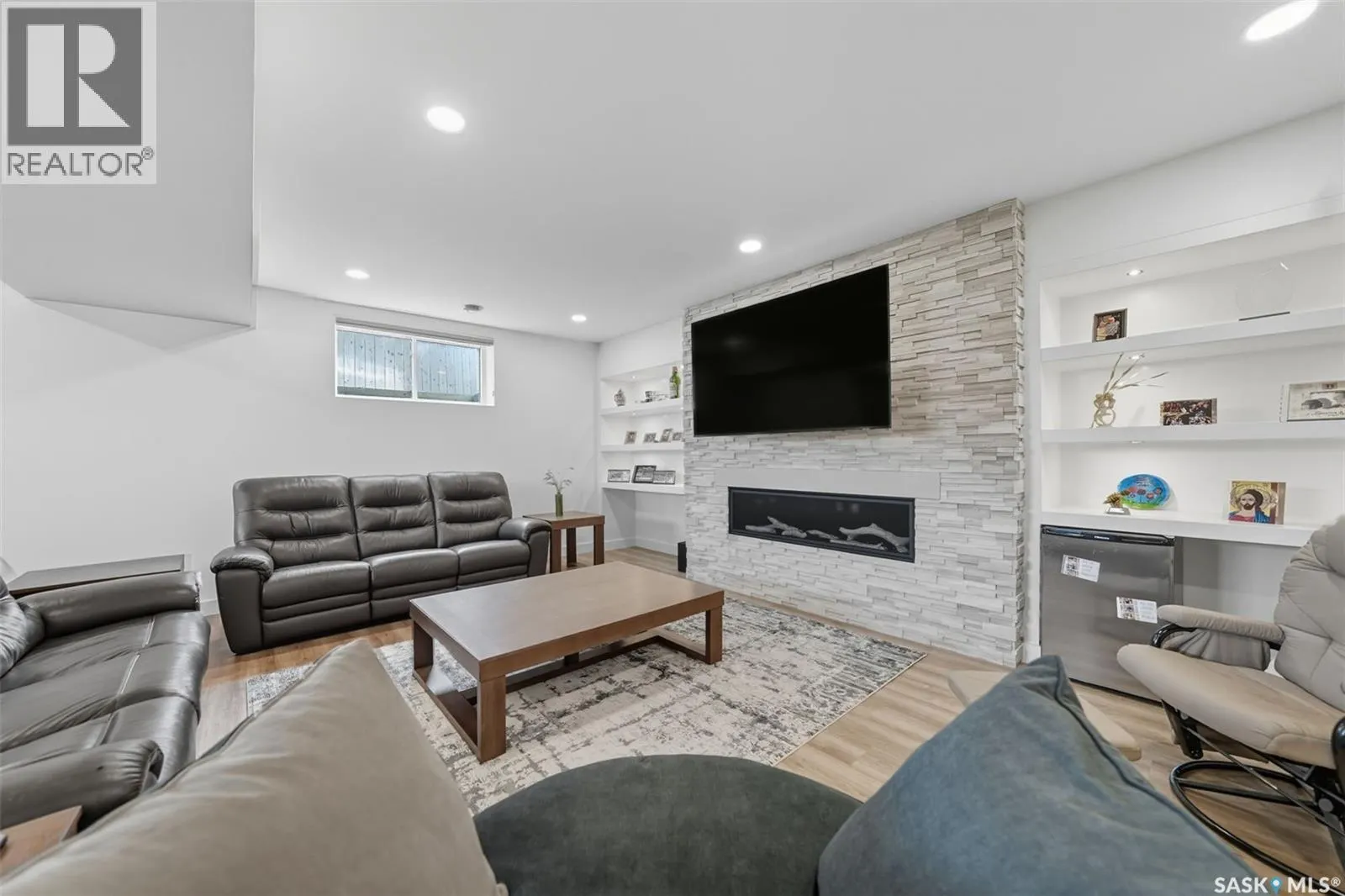 806 Gillies CRESCENT