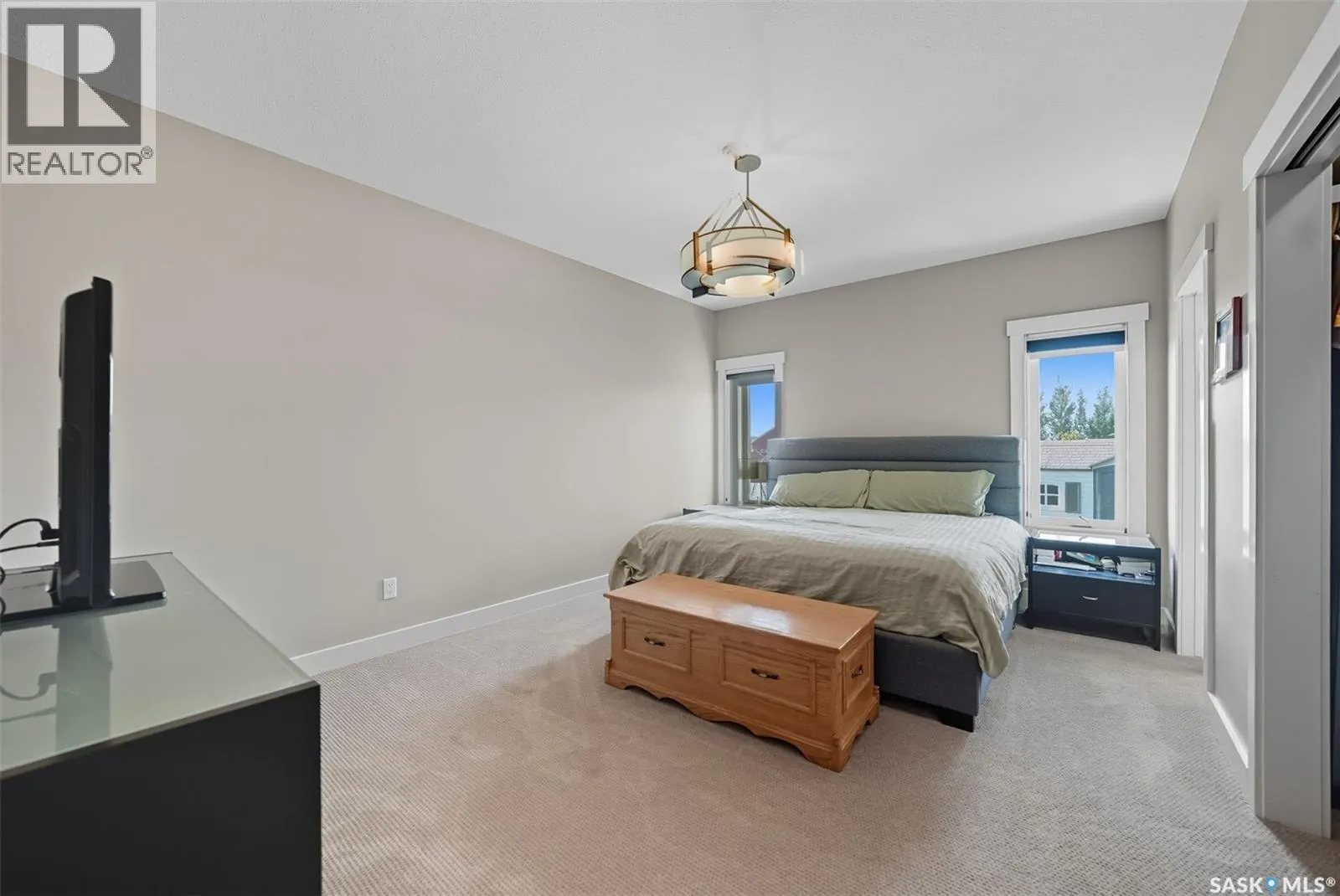 806 Gillies CRESCENT