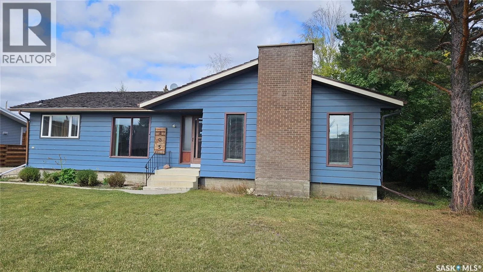 205 1st STREET W