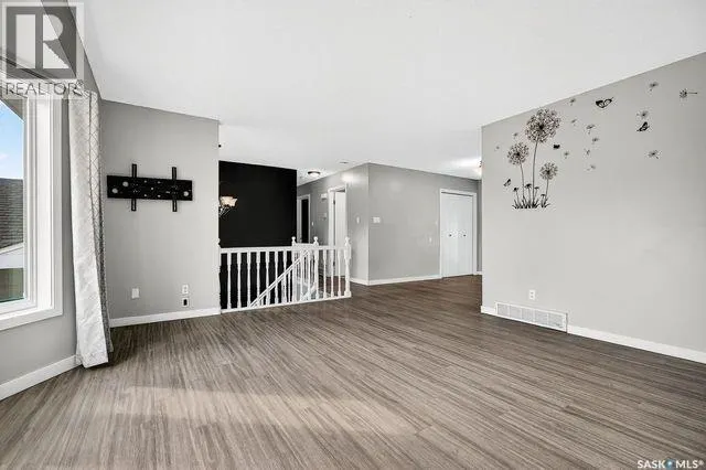 4 Lewry CRESCENT