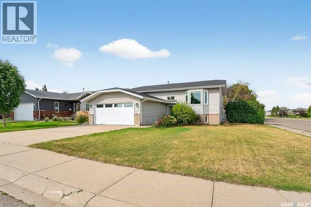 4 Lewry CRESCENT