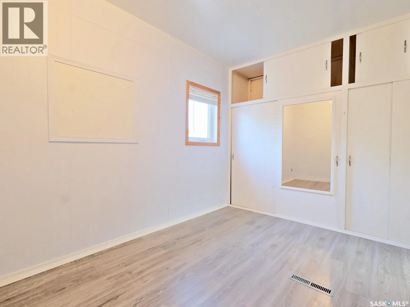 307 5th AVENUE W