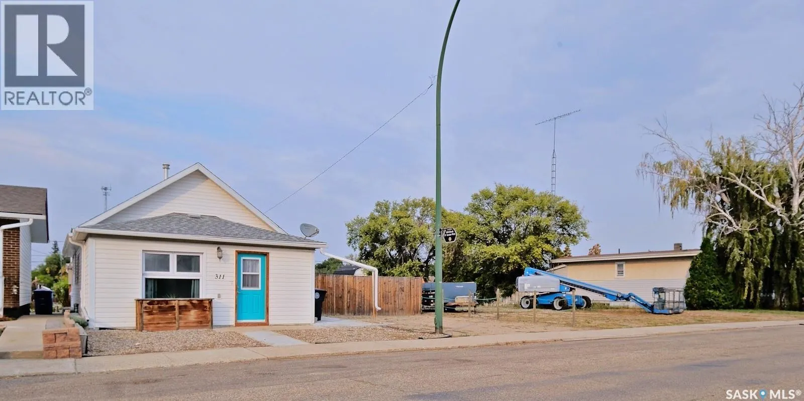 307 5th AVENUE W