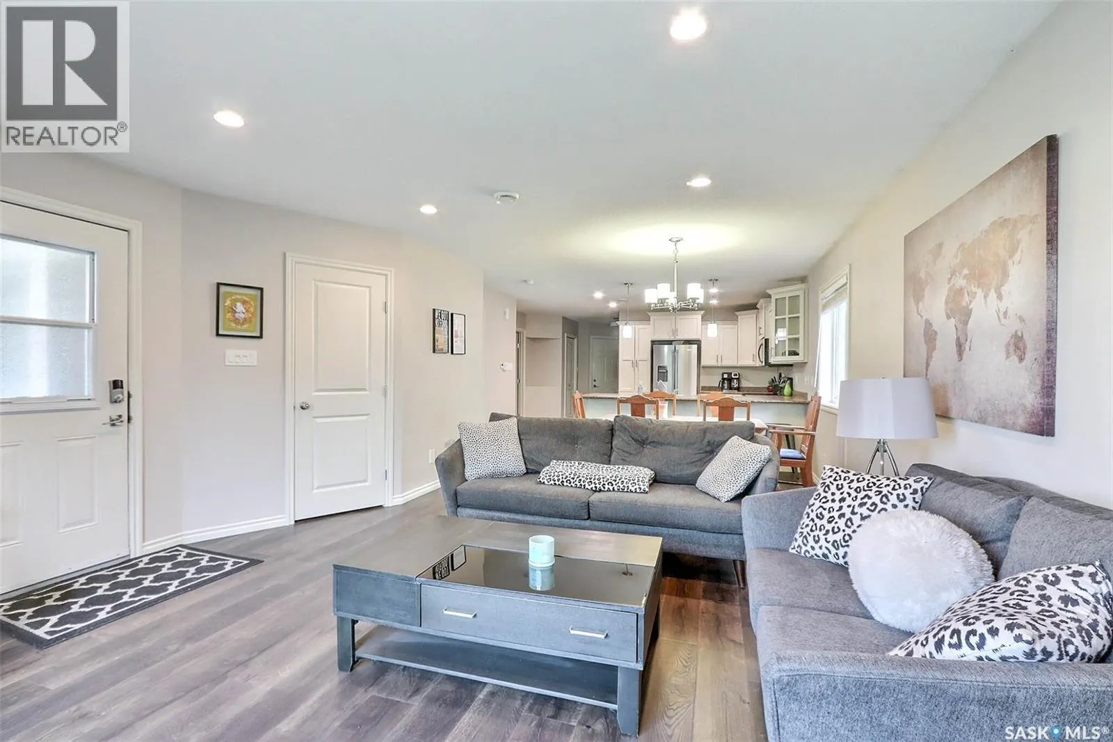 557 9th STREET E