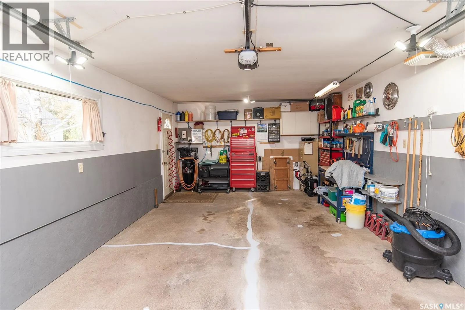 414 3rd STREET E