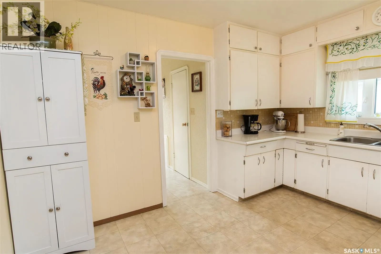 414 3rd STREET E