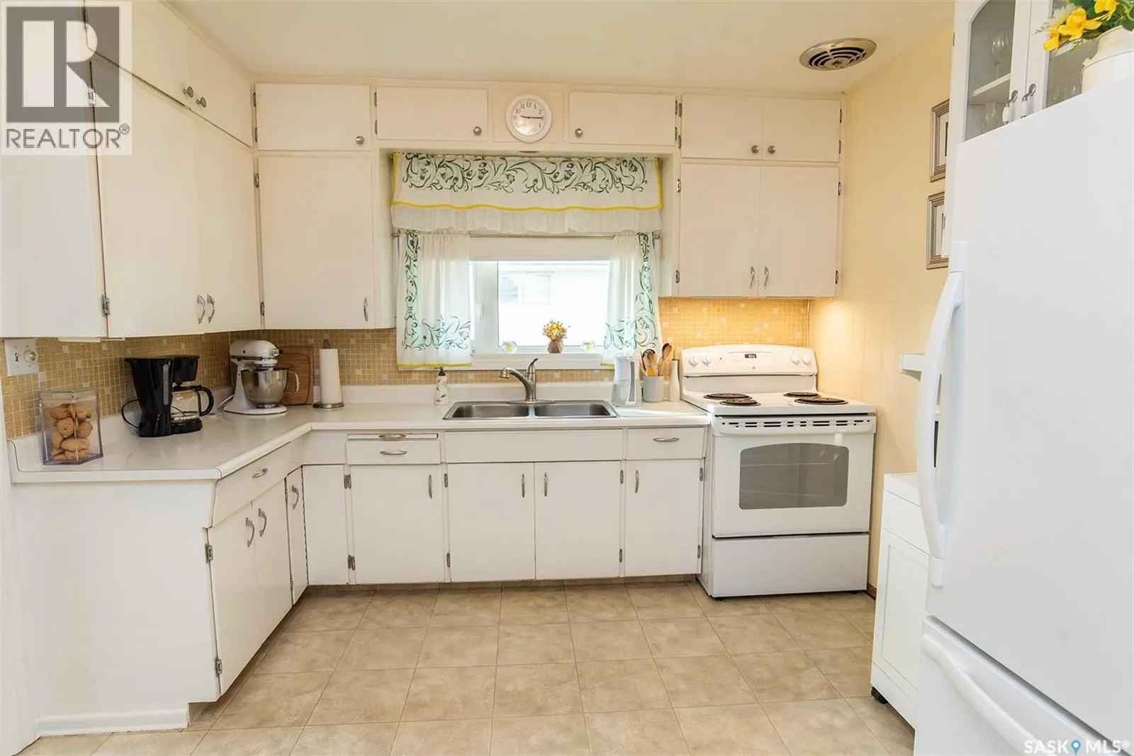 414 3rd STREET E