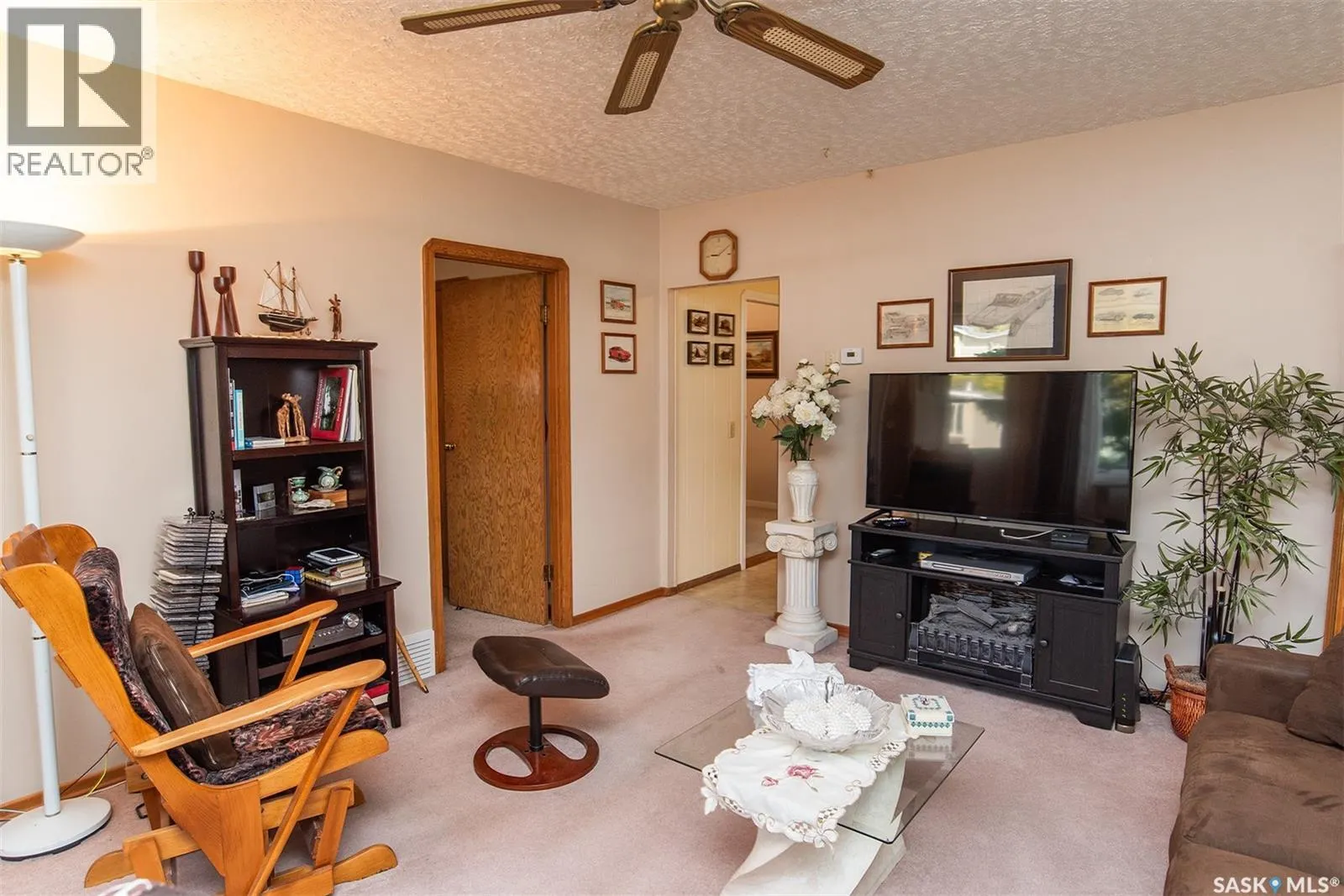 414 3rd STREET E