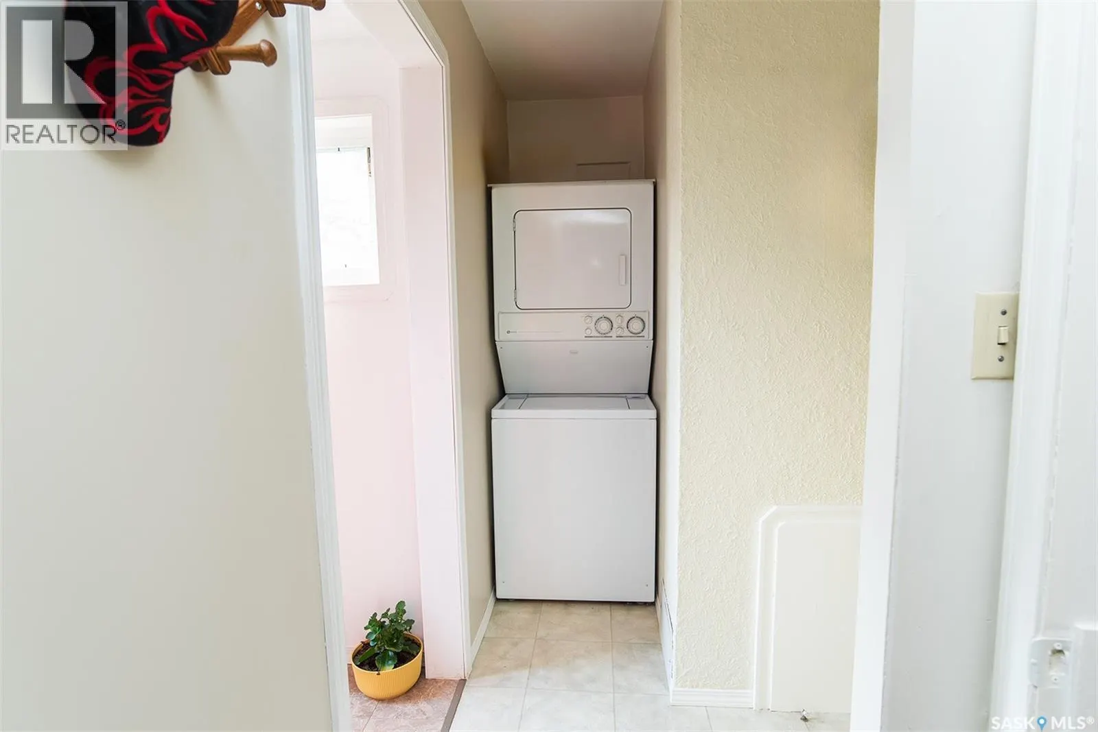 414 3rd STREET E