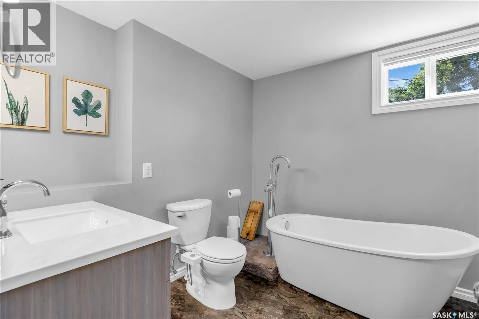 1035 Hall STREET W