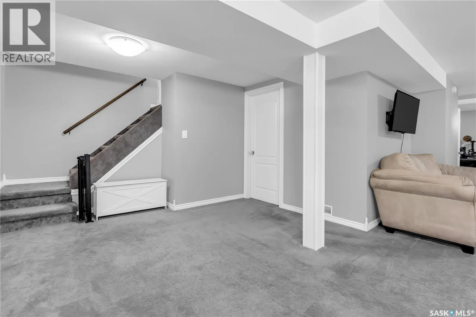 1035 Hall STREET W