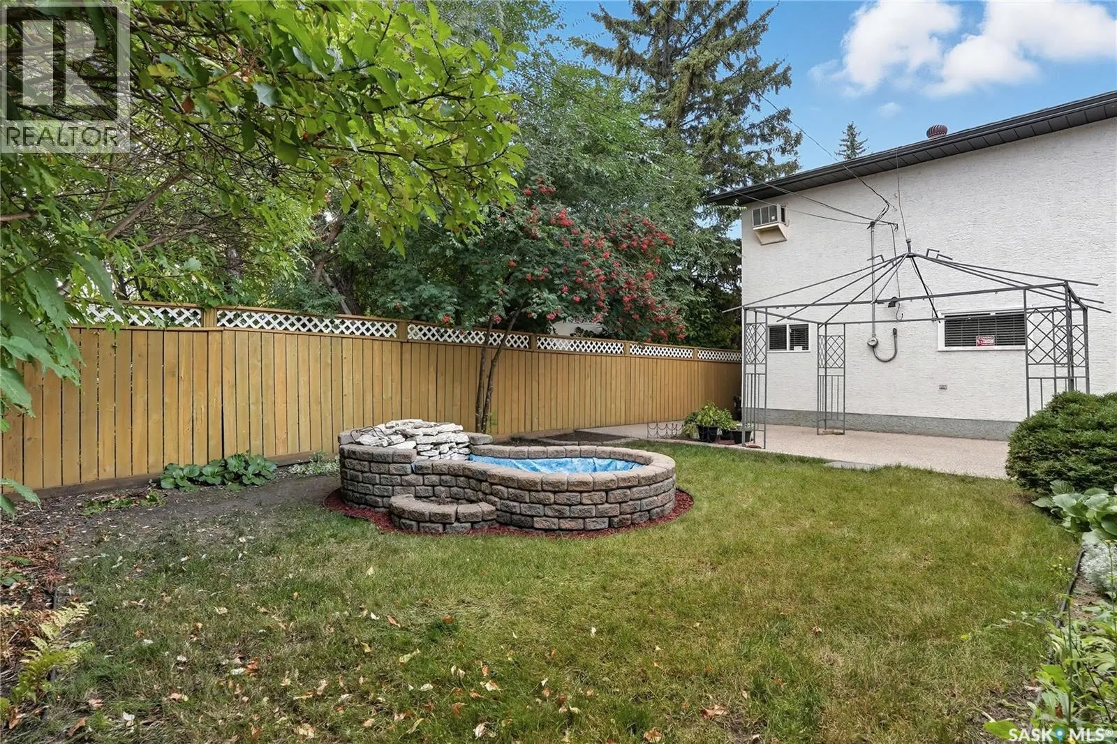 402 Witney AVENUE S