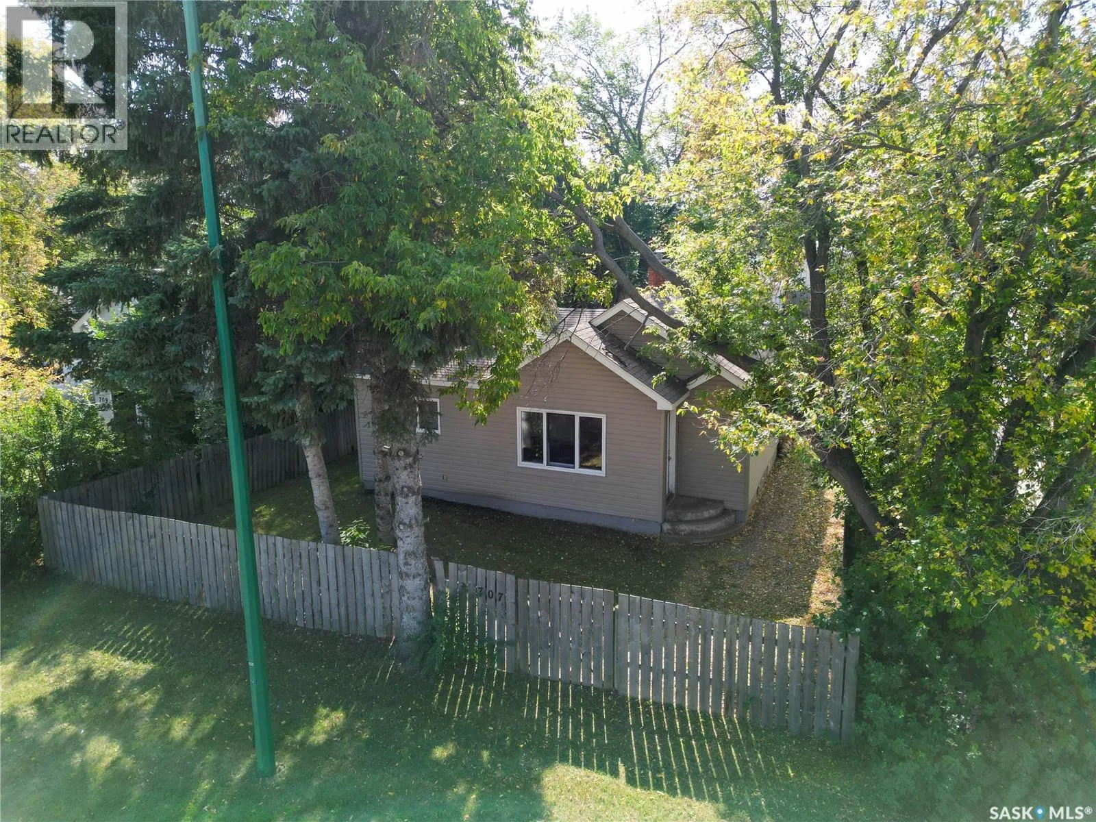 707 5th STREET E