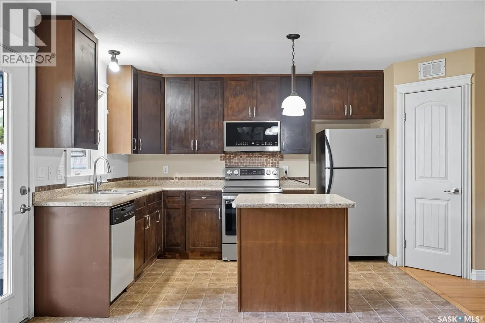 205 Taylor STREET W