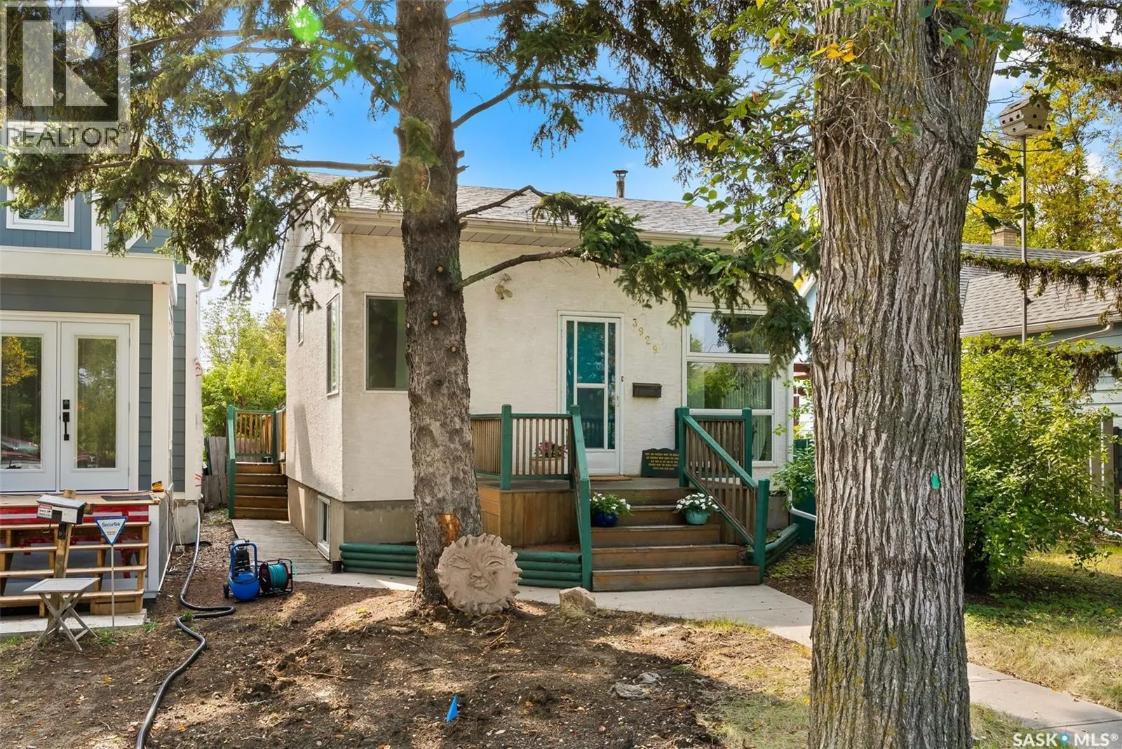 3929 Victoria AVENUE